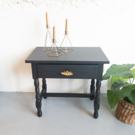 Zwart tafeltje met gouden eikenbladknop Fusion Mineral Paint coal black Goed gestyled Brielle