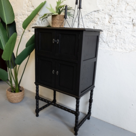 Half hoge kast mat zwart coal black fusion mineral paint Goed Gestyled Brielle