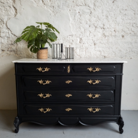 mat zwart dressoir met marmer blad en gouden handgrepen. goed gestyled brielle