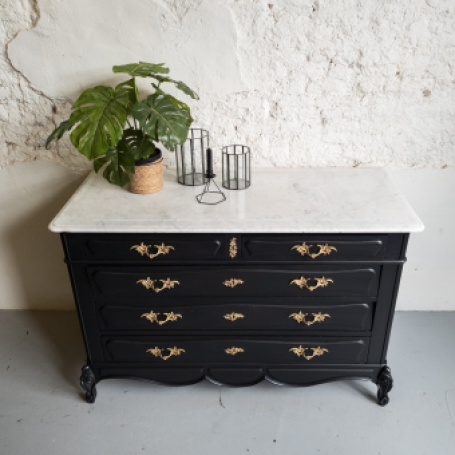 mat zwart dressoir met marmer blad en gouden handgrepen. goed gestyled brielle