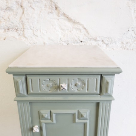 Oud groen kastje met marmer blad Fusion Mineral Paint Goed Gestyled