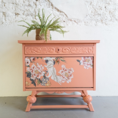 Vrolijk koraal kleurig kastje met kraanvogel en bloemen. Fusion Mineral Paint Coral. Goed gestyled brielle