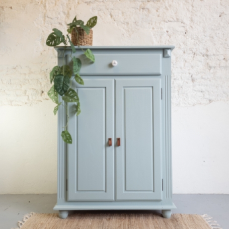 Meidenkast French Eggshell geverfd met Fusion Mineral paint. Goed Gestyled Brielle