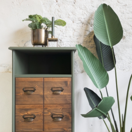 stoere groene apothekerskast met labelhouders Fusion Mineral Paint Ash Goed Gestyled brielle. stain and finising oil cappuc