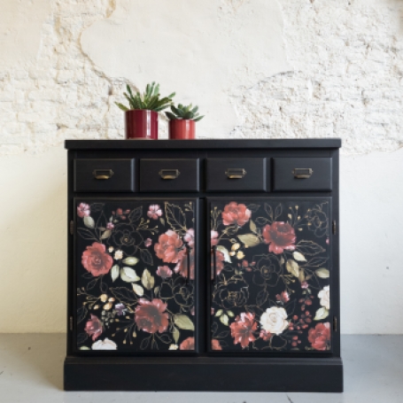 Dressoir coal black met stoere handgrepen en Midnight Floral transfer. Fusion Mineral Paint coal black. opgeknapt door Goed G