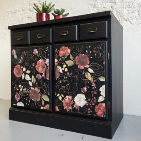 Dressoir coal black met stoere handgrepen en Midnight Floral transfer. Fusion Mineral Paint coal black. opgeknapt door Goed G