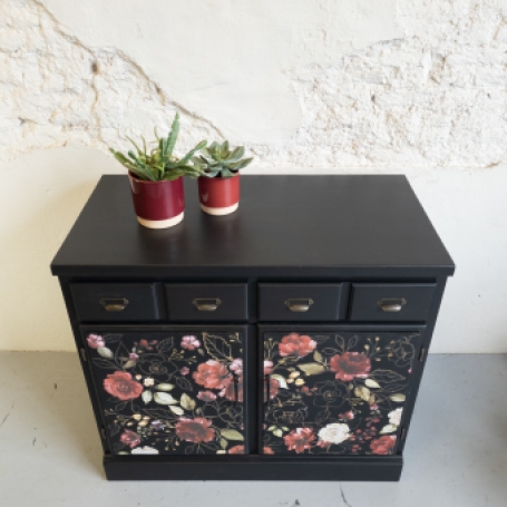 Dressoir coal black met stoere handgrepen en Midnight Floral transfer. Fusion Mineral Paint coal black. opgeknapt door Goed G