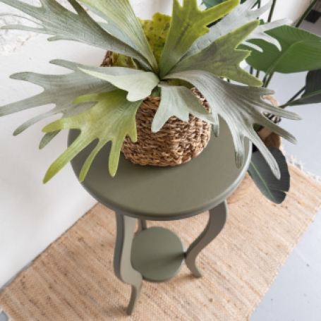 Leuke eikenhouten plantentafel geverfd door goed gestyled met Fusion Mineral Paint bayberry groen