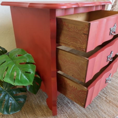 Bohemian buikkast rood Fort york red  fusion mineral paint. kaalgeschuurd eikenhout. goed gestyled brielle