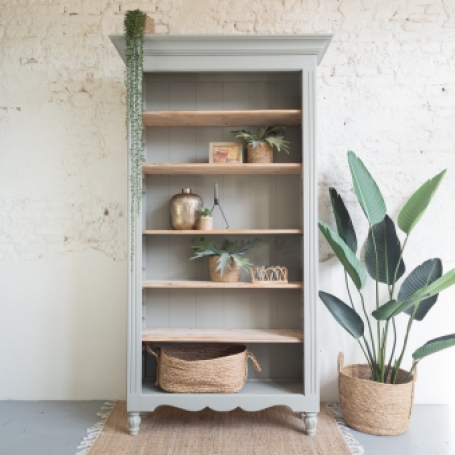 zacht groene boekenkast met blank grenen houten  planken. geverfd door goed gestyled brielle Eucalyptus Fusion Mineral Paint