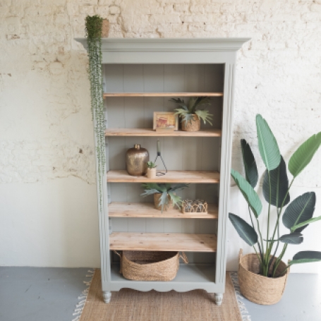 zacht groene boekenkast met blank grenen houten  planken. geverfd door goed gestyled brielle Eucalyptus Fusion Mineral Paint