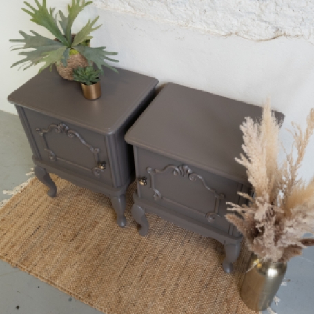 Nachtkastjes Taupe geverfd met Fusion Mineral Paint door Goed Gestyled Brielle