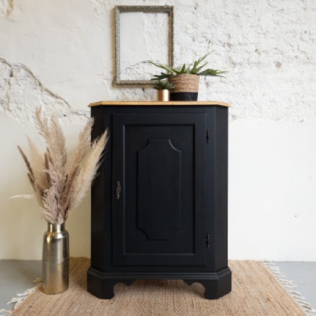 Hoek kastje zwart coal black met eikenhouten blad. fusion mineral paint goed gestyled brielle