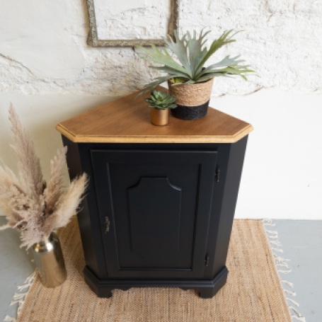 Hoek kastje zwart coal black met eikenhouten blad. fusion mineral paint goed gestyled brielle