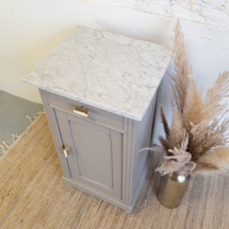 taupe kleurig kastje met marmer blad Fusion Mineral Paint Algonquin Goed Gestyled