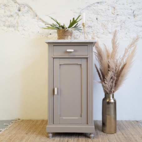 taupe kleurig kastje met marmer blad Fusion Mineral Paint Algonquin Goed Gestyled