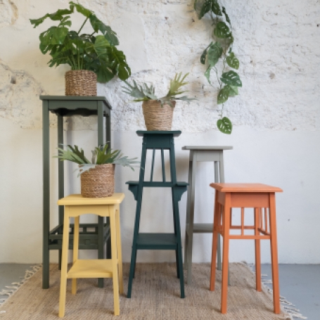 Leuke plantentafel geverfd door goed gestyled met Fusion Mineral Paint Lichen groen