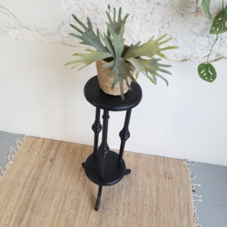 Leuke plantentafel geverfd door goed gestyled met Fusion Mineral Paint Coal Black mat zwart