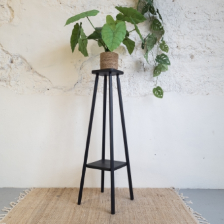 Leuke plantentafel geverfd door goed gestyled met Fusion Mineral Paint Coal Black mat zwart