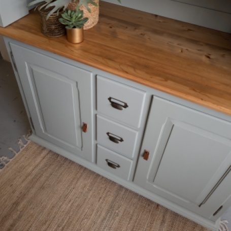 Stoere buffetkast geschilderd in een oud groen oud blauwe kleur Bellwood met Fusion Mineral paint. Goed Gestyled Brielle