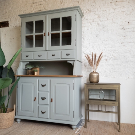 Stoere buffetkast geschilderd in een oud groen oud blauwe kleur Bellwood met Fusion Mineral paint. Goed Gestyled Brielle