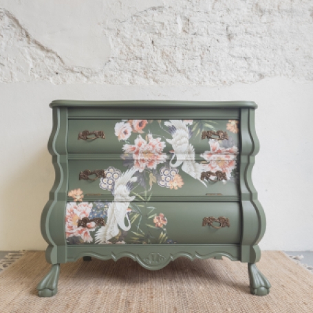 Buikkastje Elegance & Flowers bloemen en kraanvogels geschilderd met fusion mineral paint in de groene kleur bayberry goed ge