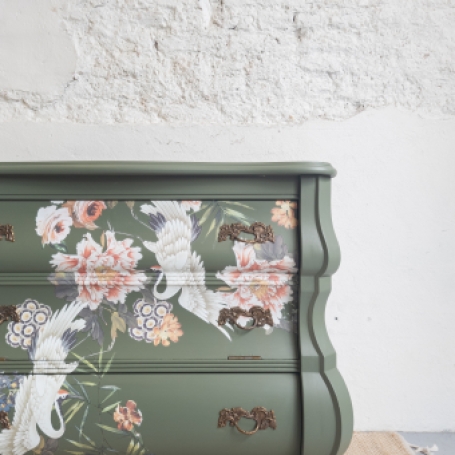 Buikkastje Elegance & Flowers bloemen en kraanvogels geschilderd met fusion mineral paint in de groene kleur bayberry goed ge