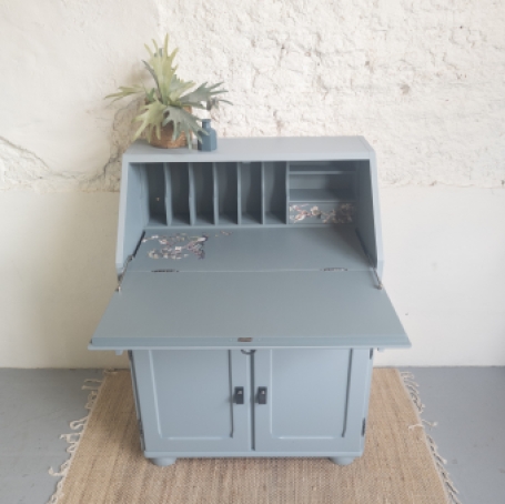 secretaire opgeknapt door Goed Gestyled met Fusion Mineral Paint in de blauwe kleur Paisley en Blue Pine. Geverfde meubels va