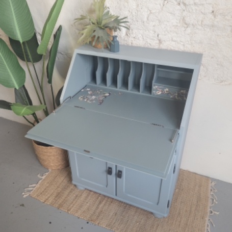 secretaire opgeknapt door Goed Gestyled met Fusion Mineral Paint in de blauwe kleur Paisley en Blue Pine. Geverfde meubels va