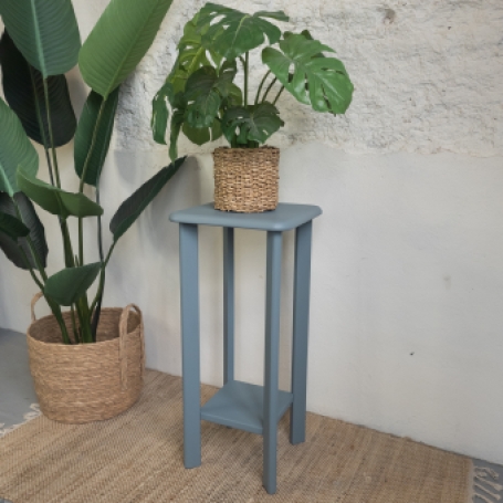 Leuke plantentafel geverfd door goed gestyled met Fusion Mineral Paint blue pine