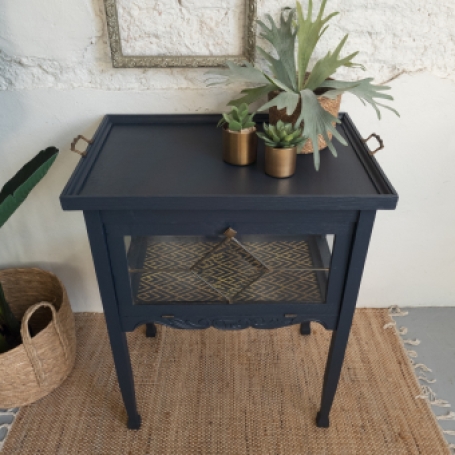 Theekastje Donker blauw, Midnight Blue Fusion Mineral Paint. Goed gestyled Brielle Geo diamond transfer van Redesign with pri