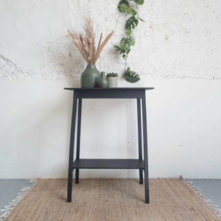 Eikenhouten tafeltje geverfd door goed gestyled met Fusion Mineral Paint Coal Black mat zwart