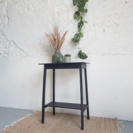 Eikenhouten tafeltje geverfd door goed gestyled met Fusion Mineral Paint Coal Black mat zwart