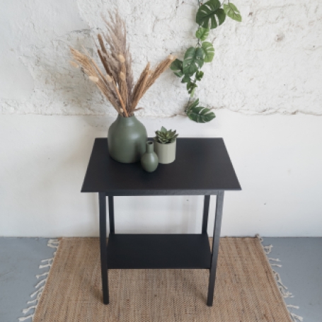 Eikenhouten tafeltje geverfd door goed gestyled met Fusion Mineral Paint Coal Black mat zwart