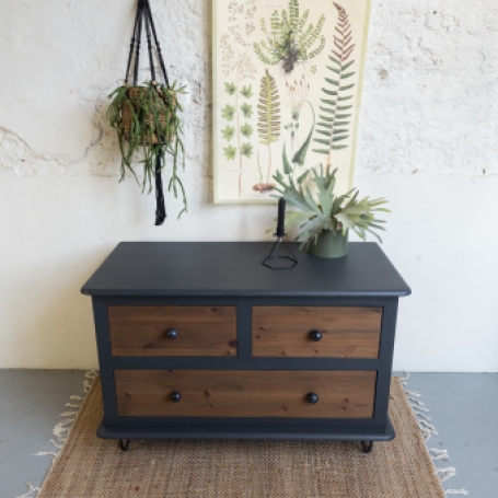 stoere ladekast opgeknapt met Fusion Mineral Paint Ash Goed Gestyled brielle. stain and finising oil cappuccino