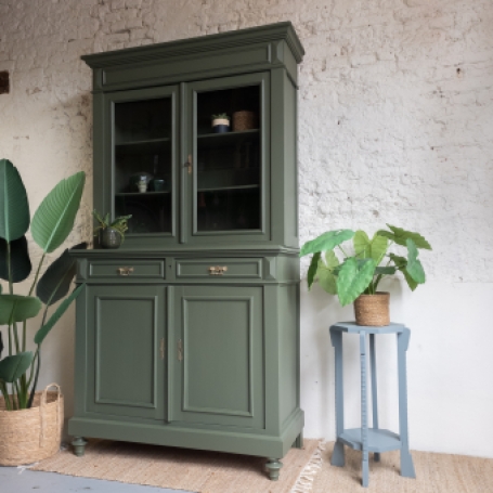 Prachtige buffetkast geschilderd in een oud groene kleur Bayberry met Fusion Mineral paint. Goed Gestyled Brielle