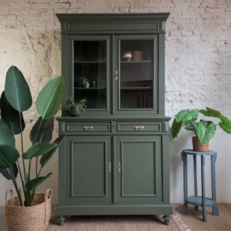 Prachtige buffetkast geschilderd in een oud groene kleur Bayberry met Fusion Mineral paint. Goed Gestyled Brielle