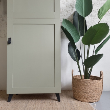 smalle hoge kast lichen groen Fusion mineral paint Goed Gestyled met lerenhandgrepen