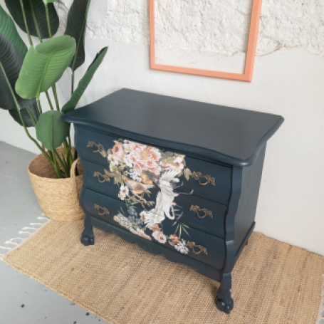 Buikkastje Elegance & Flowers bloemen en kraanvogels geschilderd met fusion mineral paint in de blauwe kleur Chestler goed ge