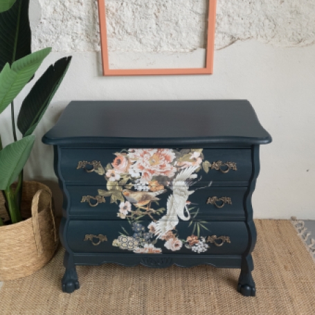 Buikkastje Elegance & Flowers bloemen en kraanvogels geschilderd met fusion mineral paint in de blauwe kleur Chestler goed ge