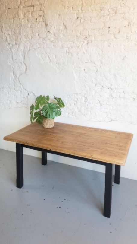 stoere eikenhouten eetkamertafel met zwart onderstel van goed gestyled brielle zwart met hout