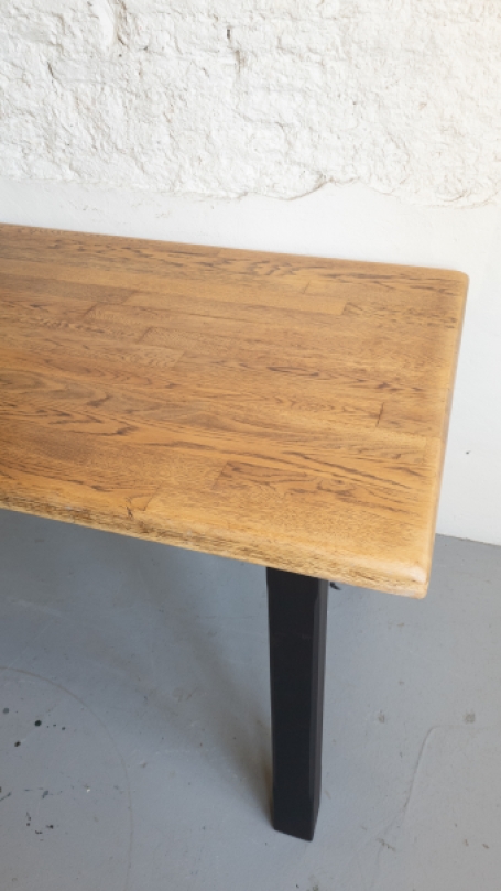 stoere eikenhouten eetkamertafel met zwart onderstel van goed gestyled brielle zwart met hout