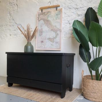 Stoere kist Coal Black opgeknapt door Goed Gestyled brielle