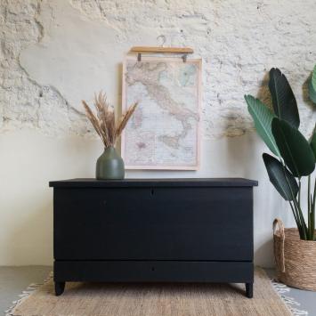 Stoere kist Coal Black opgeknapt door Goed Gestyled brielle