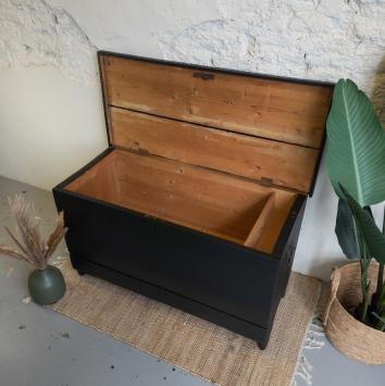 Stoere kist Coal Black opgeknapt door Goed Gestyled brielle