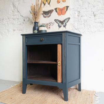 dressoir kastje met roldeur.. eikenhout geschilderd met Fusion mineral paint in de blauwe kleur chestler. goud kleurige accen