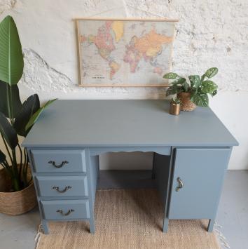 Vintage Bureau Blue Pine blauw geschilderd door goed gestyled uit brielle