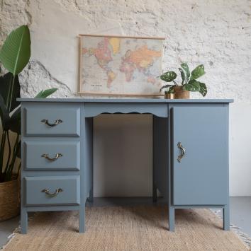 Vintage Bureau Blue Pine blauw geschilderd door goed gestyled uit brielle