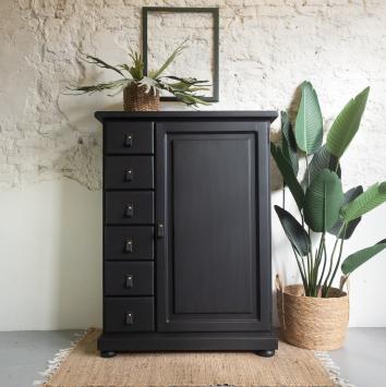 Meidenkast Coal Black zwart met lerenhandgrepen en vogel knopje Goed Gestyled Fusion mineral paint Brielle voorne aan zee