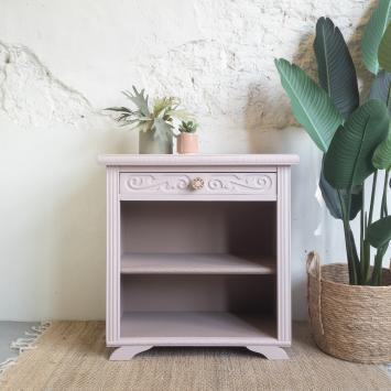 Leuke open boekenkastje opgeknapt door goed gestyled met Fusion Mineral Paint Rose water en damask roze verf